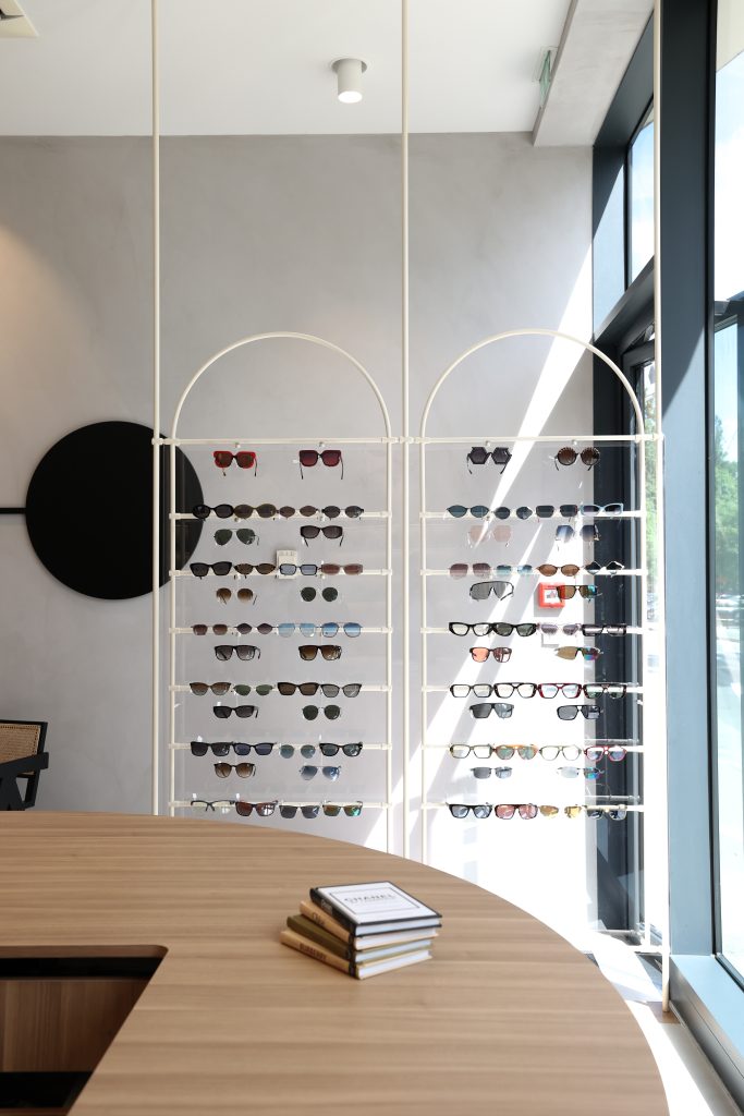Optika Glass Room poslovnica - Interijer - Stalak sa sunčanim naočalama
