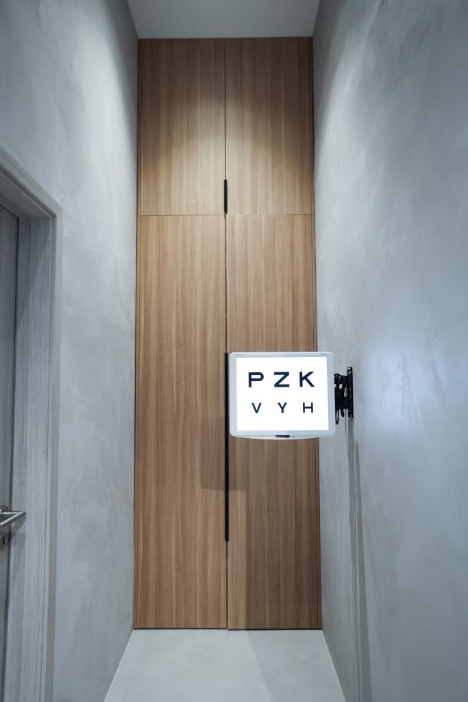 Optika Glass Room poslovnica - Interijer, uređaj za kontrolu vida - Slova